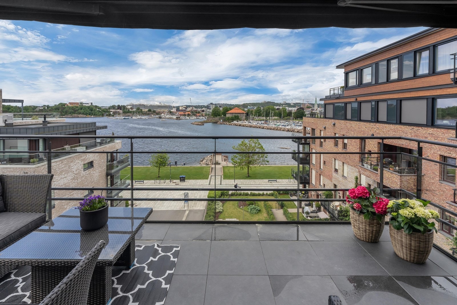 Stor markise som kan gi skygge eller tak for regn på vår og sommerdager Galleribilde