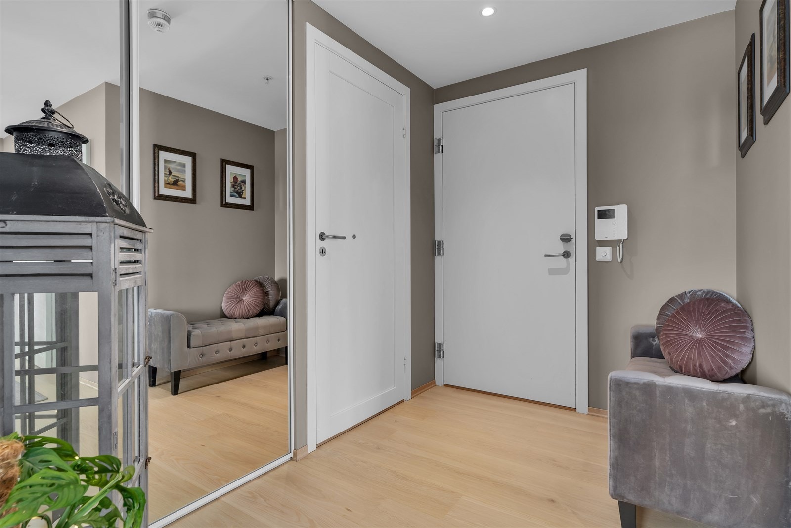 Pent og praktisk inngangsparti med stor garderobe Galleribilde