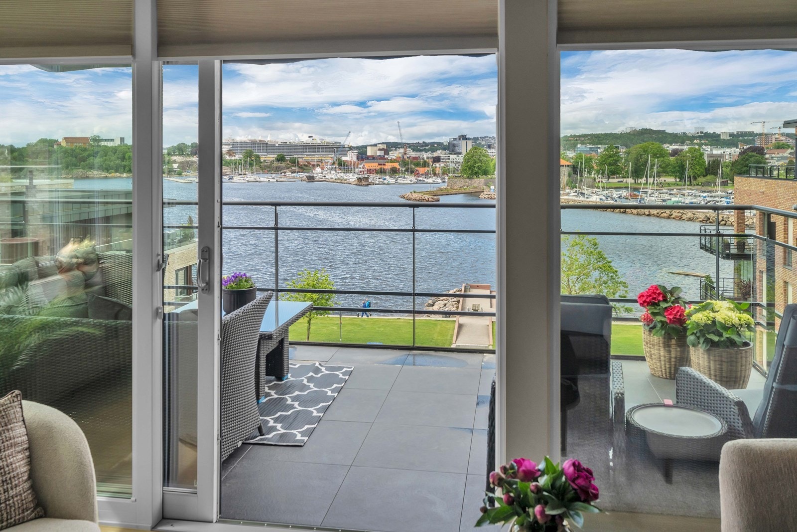 Stor terrasse med sol fra tidlig til sent Galleribilde