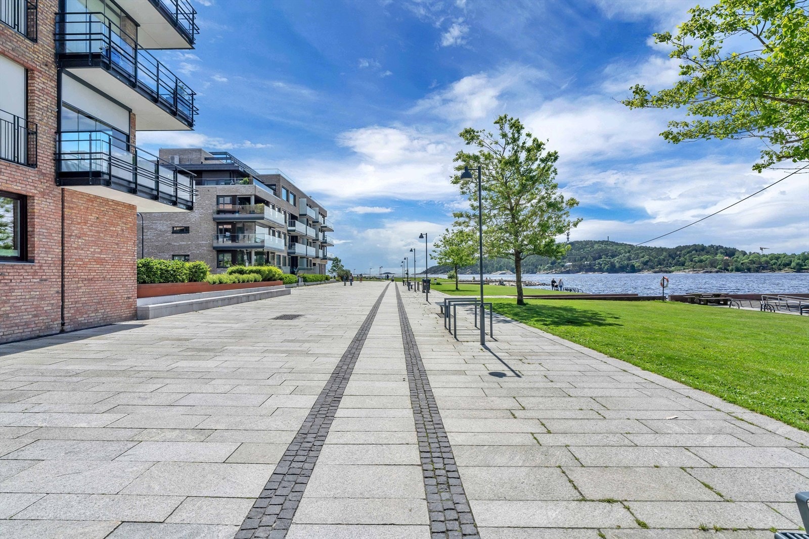 Området på Tangen rett utenfor døren er flott opparbeidet med park-arealer og promenade Galleribilde