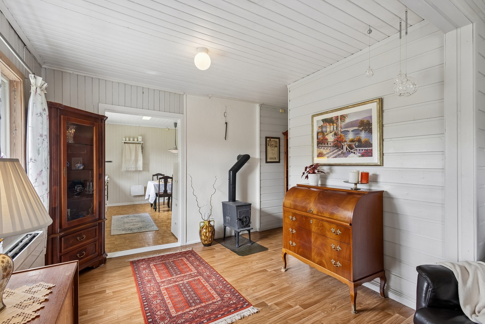 Montert ny varmepumpe i 2018. Her er det også en Jøtul-vedovn, som bidrar med ekstra varme på kalde dager. Galleribilde