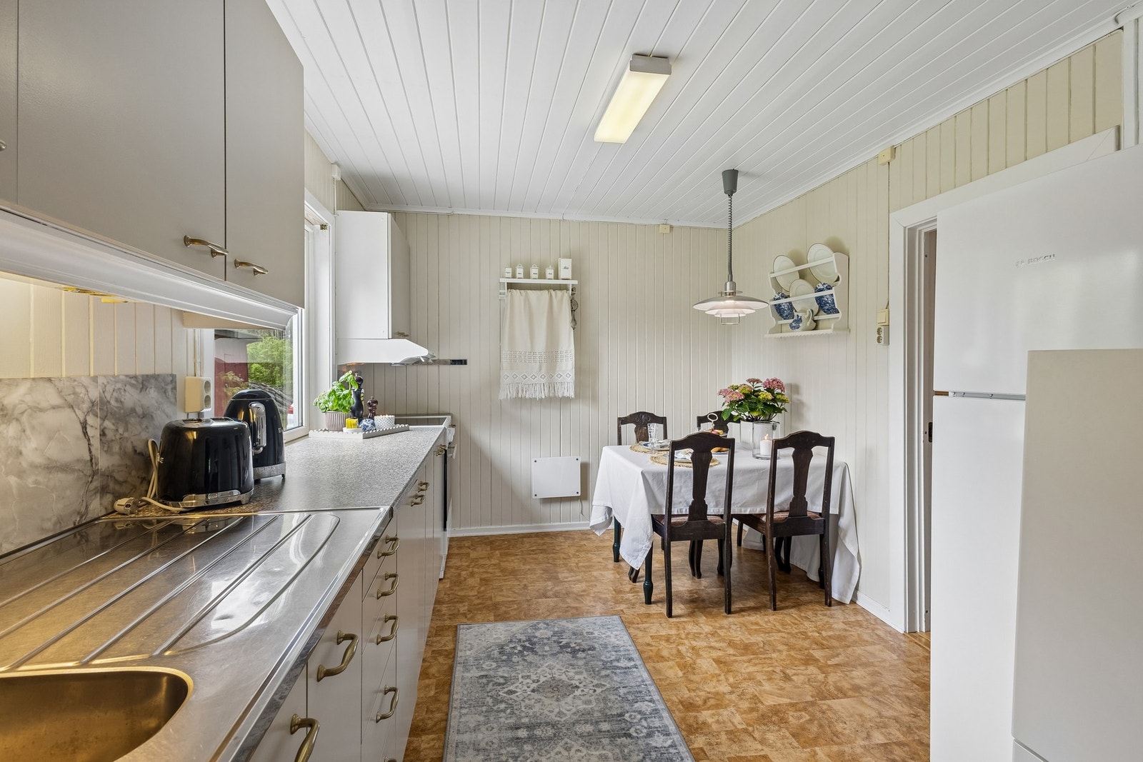 I over- og underskapene er det også bra med oppbevaringsplass. Plass til frittstående komfyr og kjøl-/fryseskap, Galleribilde