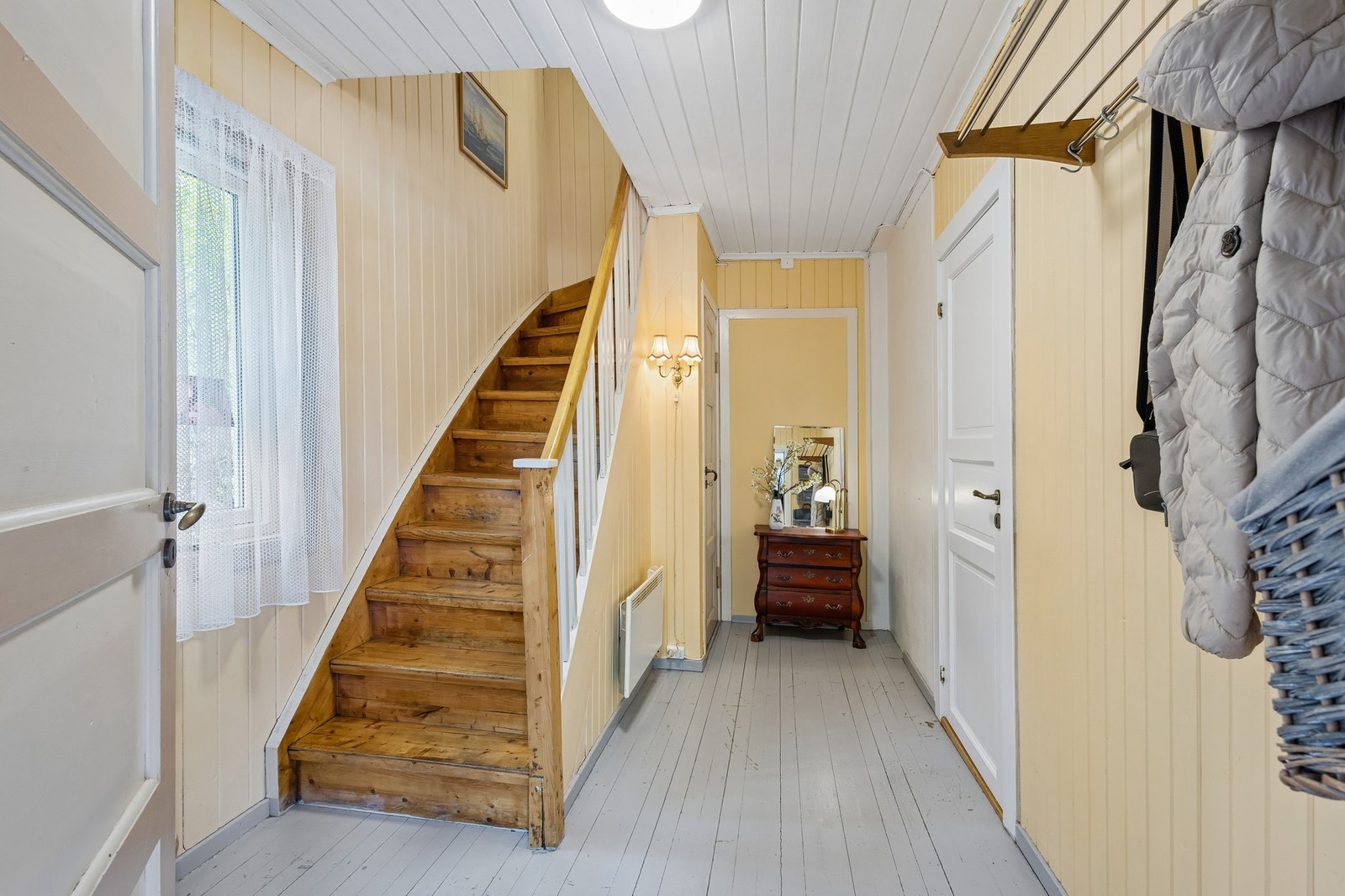 I gangen er det god plass til å henge fra seg yttertøy og sette fra seg sko. Galleribilde