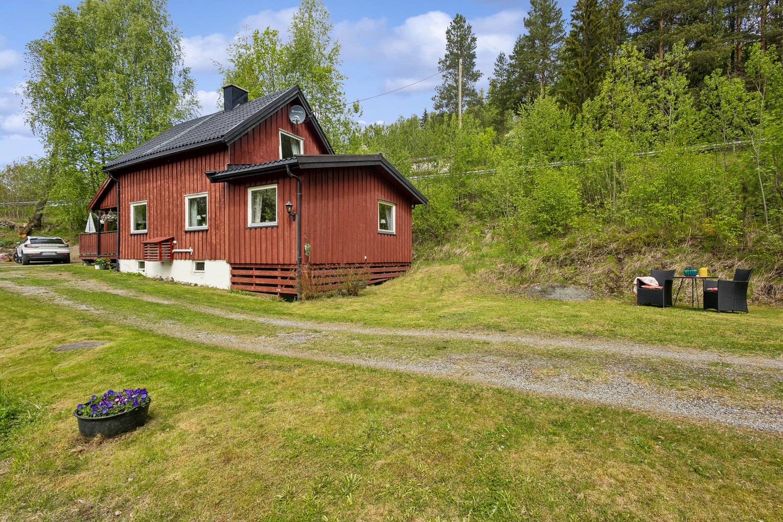 Hyggelig enebolig beliggende på Leira, med kort avstand til Leira sentrum med bl.a. kjøpesenter, dagligvarebutikker og bensinsstasjon. Galleribilde
