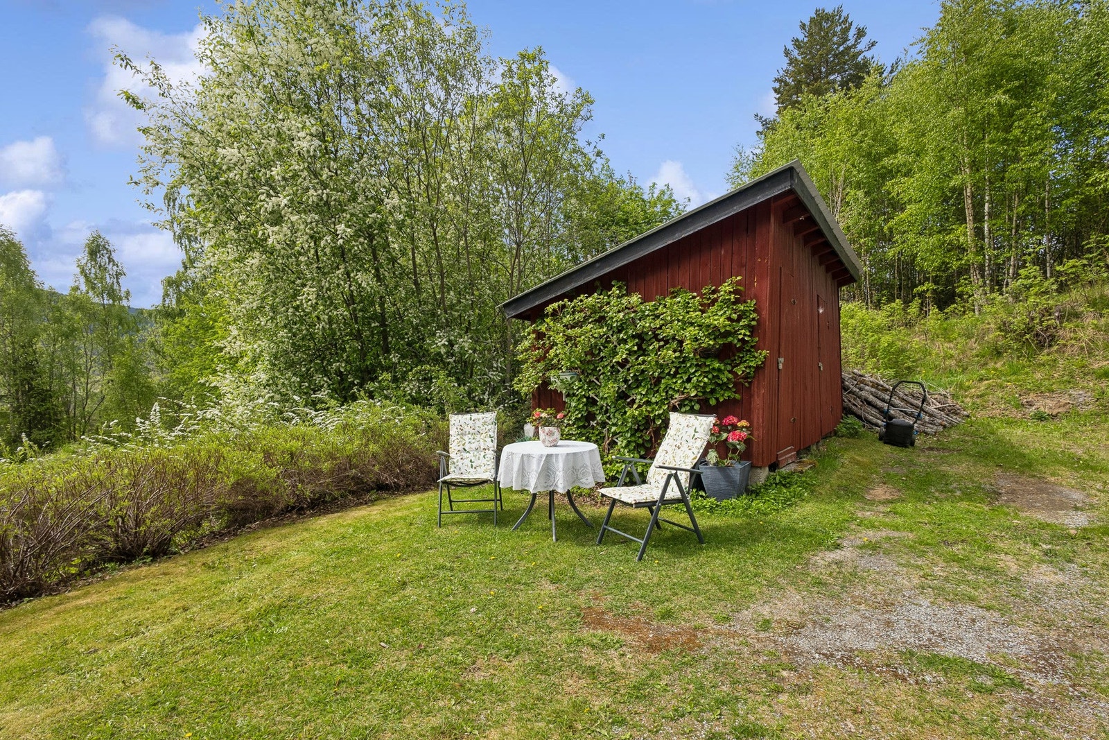 Flott opparbeidet eiendom med plen og beplantning. Galleribilde