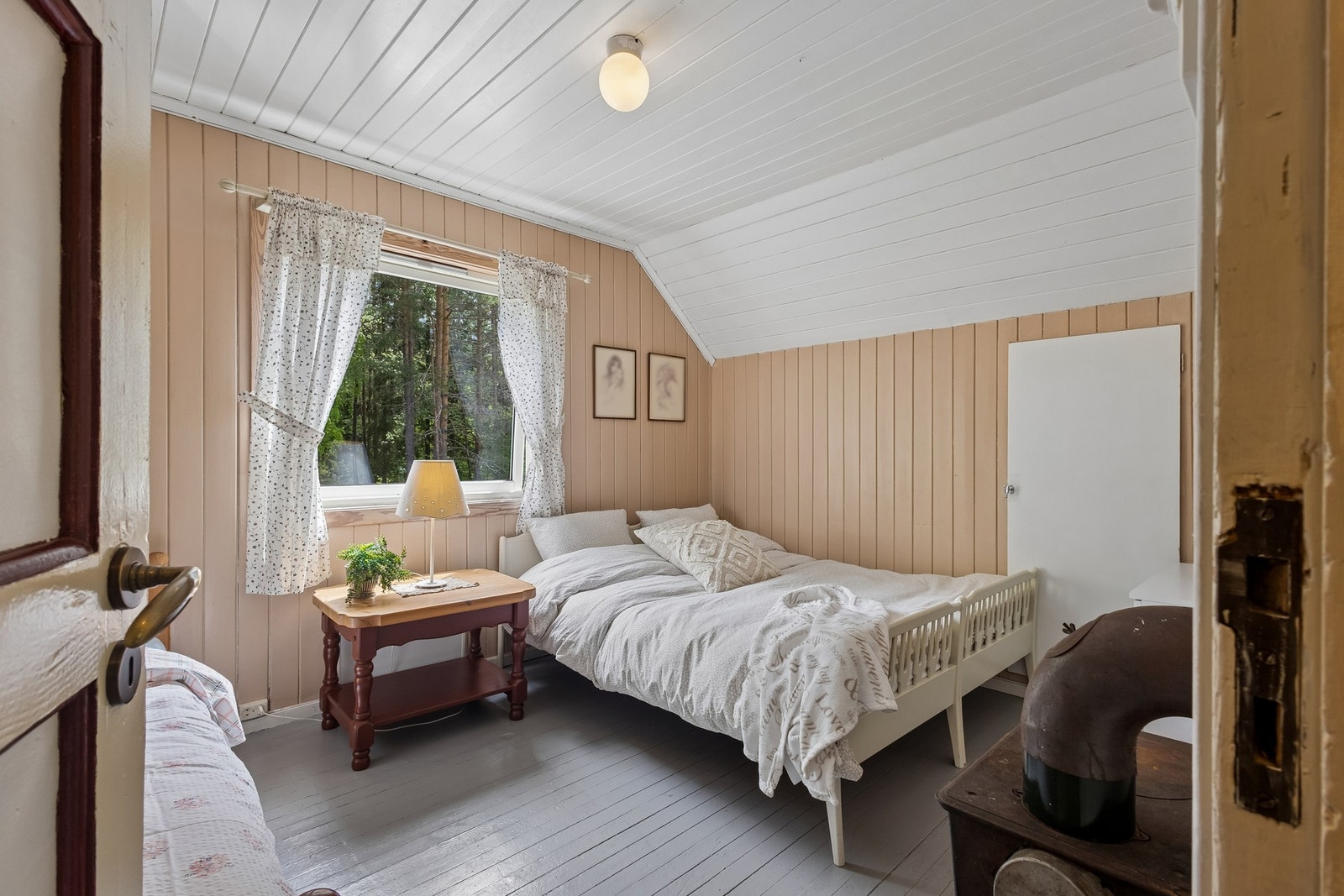 På loftetasjen er det to soverom. Galleribilde