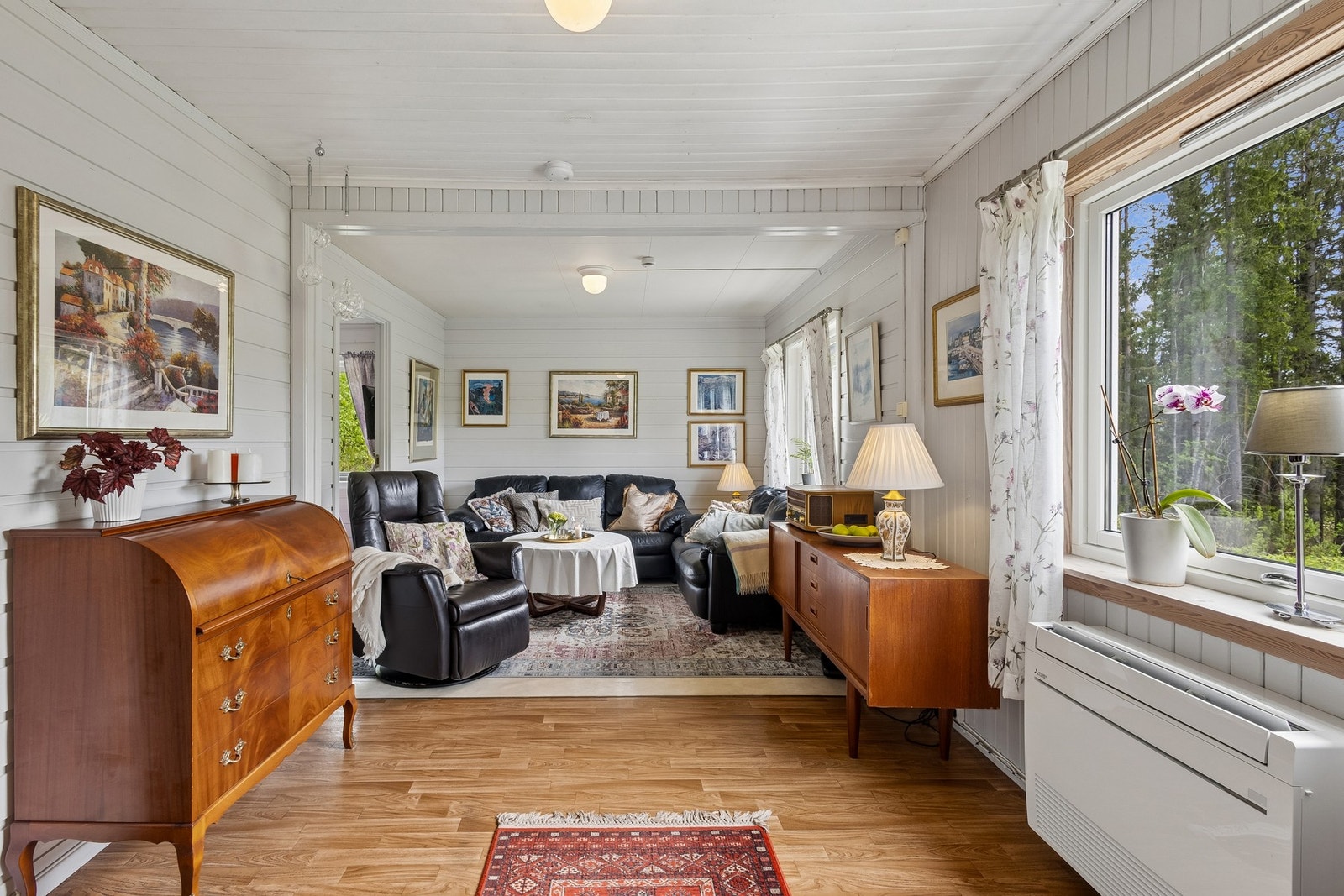 Lys og hyggelig stue, med store vindusflater som slipper inn godt med naturlig lys. Galleribilde