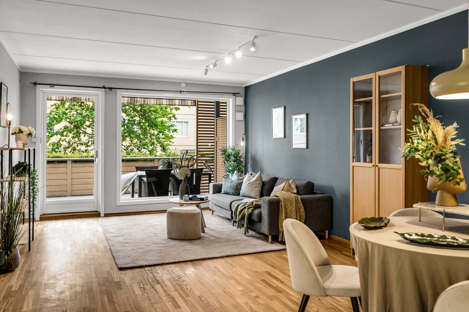 Boligen ligger i første etasje og har en funksjonell planløsning med tilhørende terrasse på 38 kvm. Leiligheten består av to soverom, bad og et kjøkken i åpen løsning mot stuen, noe som skaper en luftig og sosial oppholdsdel. Galleribilde