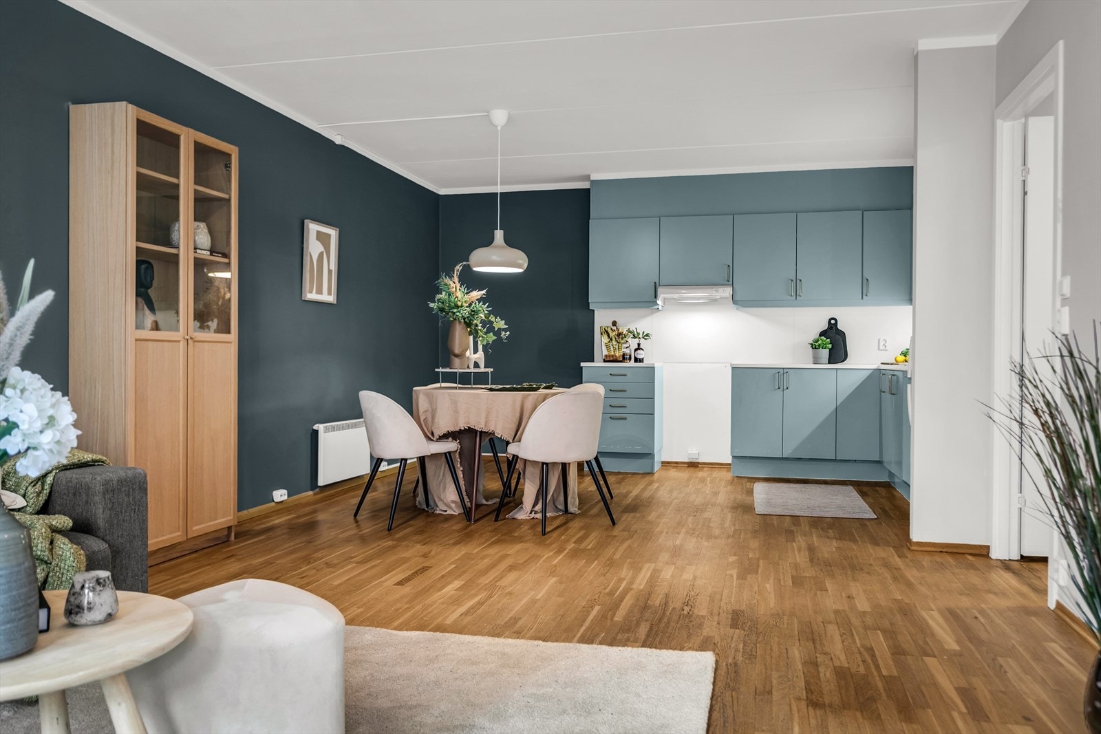 Kjøkkenet er utstyrt med innredning fra byggeår med slette, malte fronter og benkeplate i laminat. Innredningen har nedfelt oppvaskkum med ettgreps armatur samt belysning under overskapene. Galleribilde
