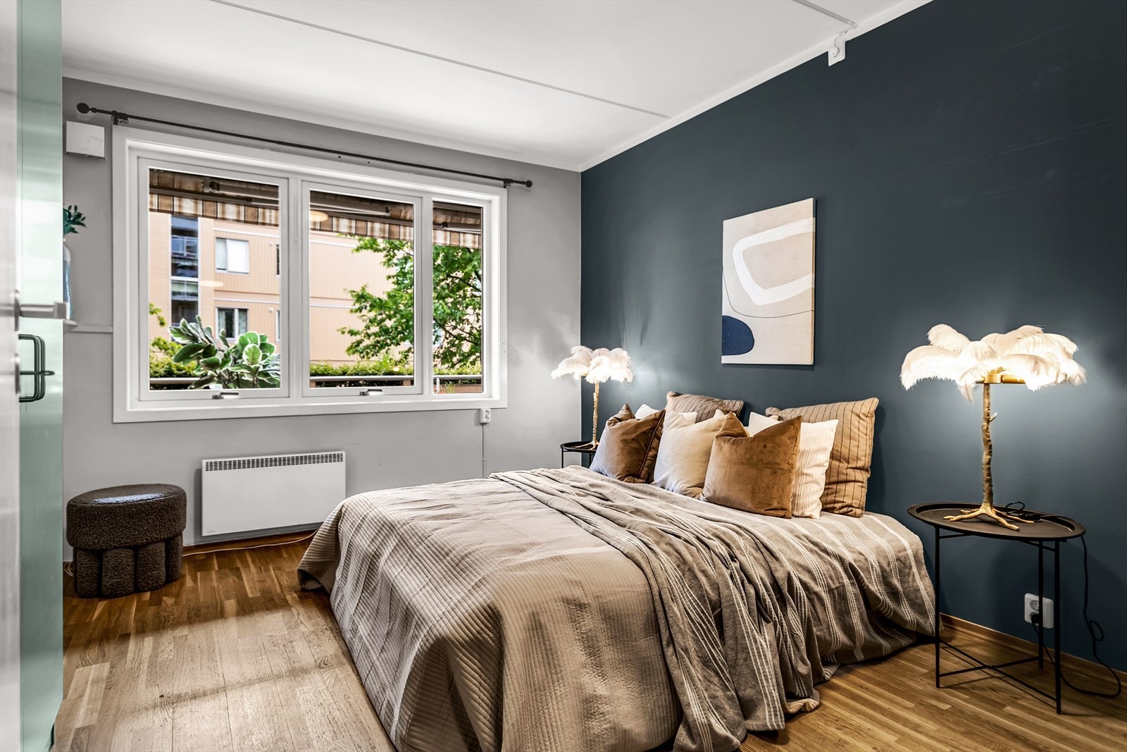 Leiligheten har to romslige soverom. Hovedsoverommet har plass til dobbeltseng, garderobe og nattbord. Det andre soverommet kan benyttes som gjesterom, kontor eller barnerom - alt etter behov! Galleribilde