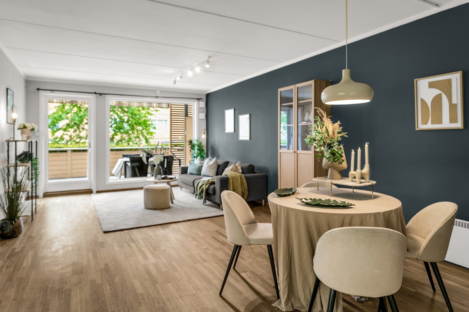 Boligen ligger i første etasje og har en funksjonell planløsning med tilhørende terrasse på 38 kvm. Leiligheten består av to soverom, bad og et kjøkken i åpen løsning mot stuen, noe som skaper en luftig og sosial oppholdsdel. Galleribilde