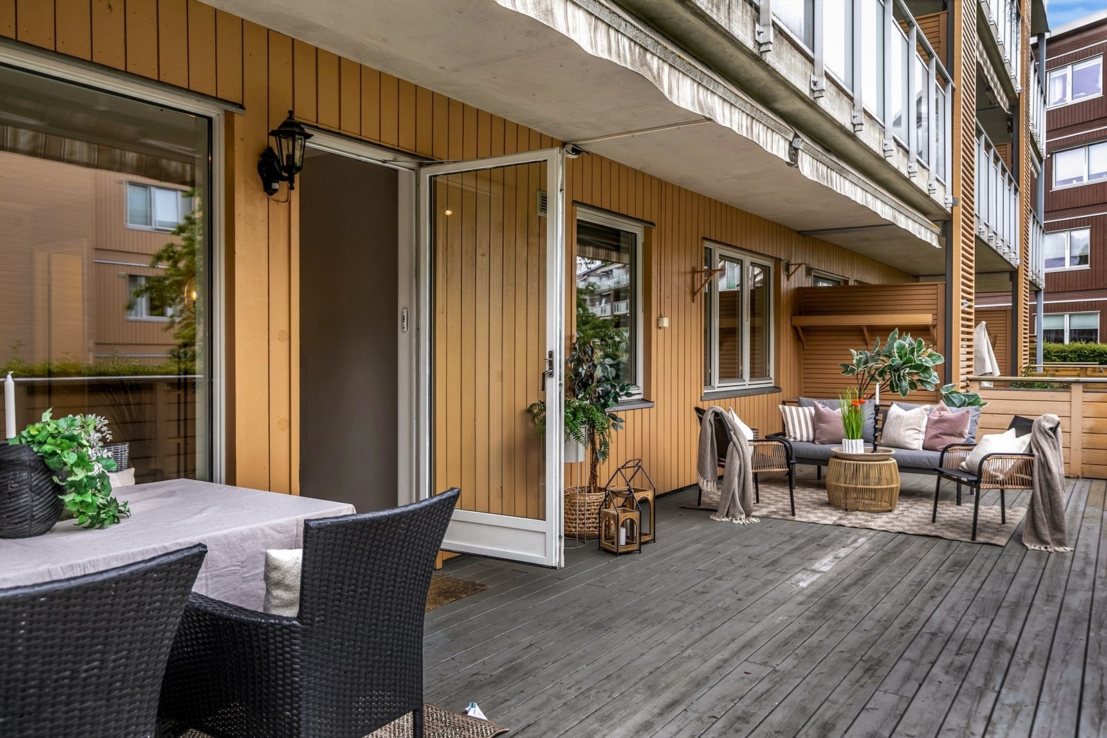 Fra stuen er det utgang til en terrasse på ca 38 kvm. Galleribilde