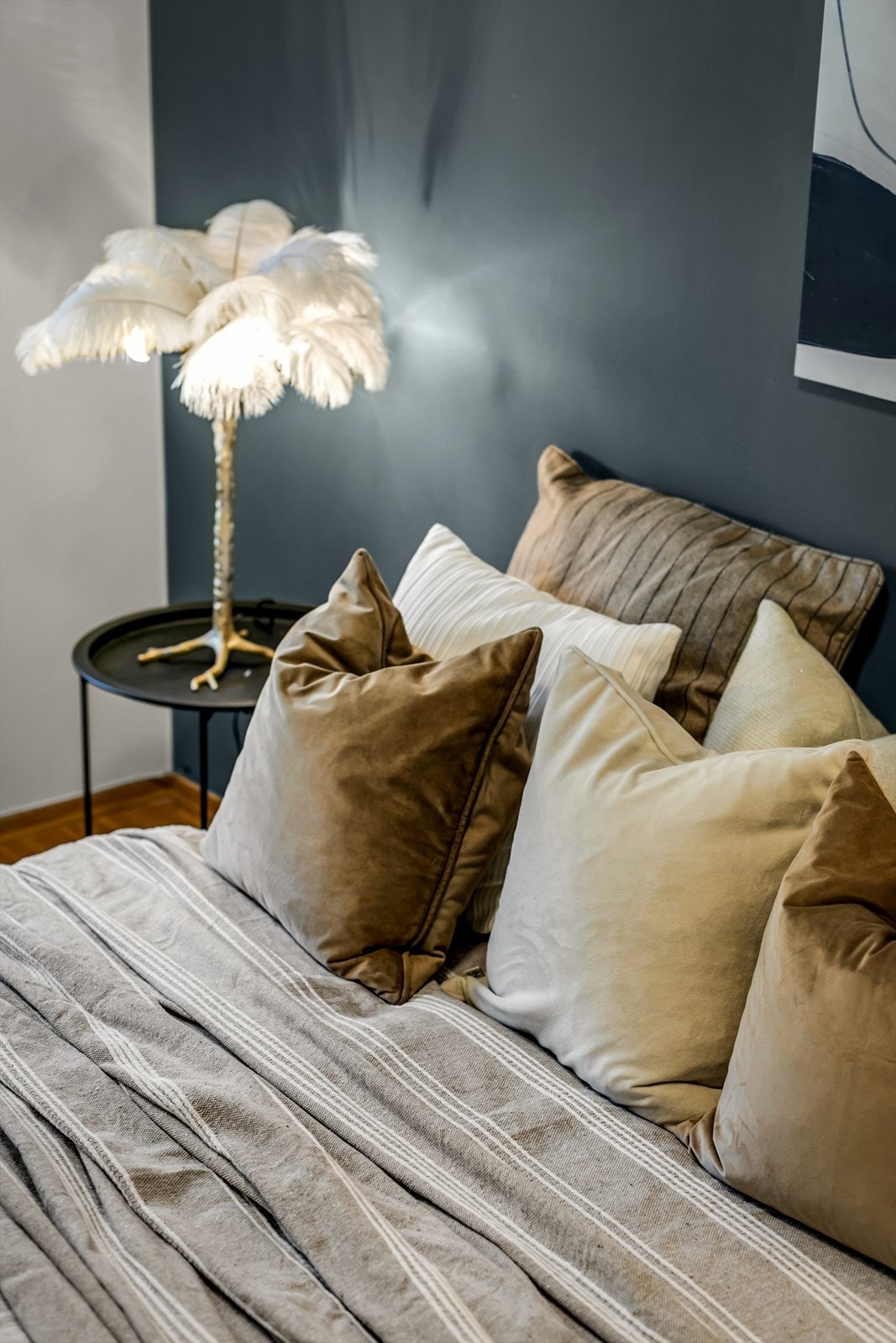 Leiligheten har to romslige soverom. Hovedsoverommet har plass til dobbeltseng, garderobe og nattbord. Det andre soverommet kan benyttes som gjesterom, kontor eller barnerom - alt etter behov! Galleribilde