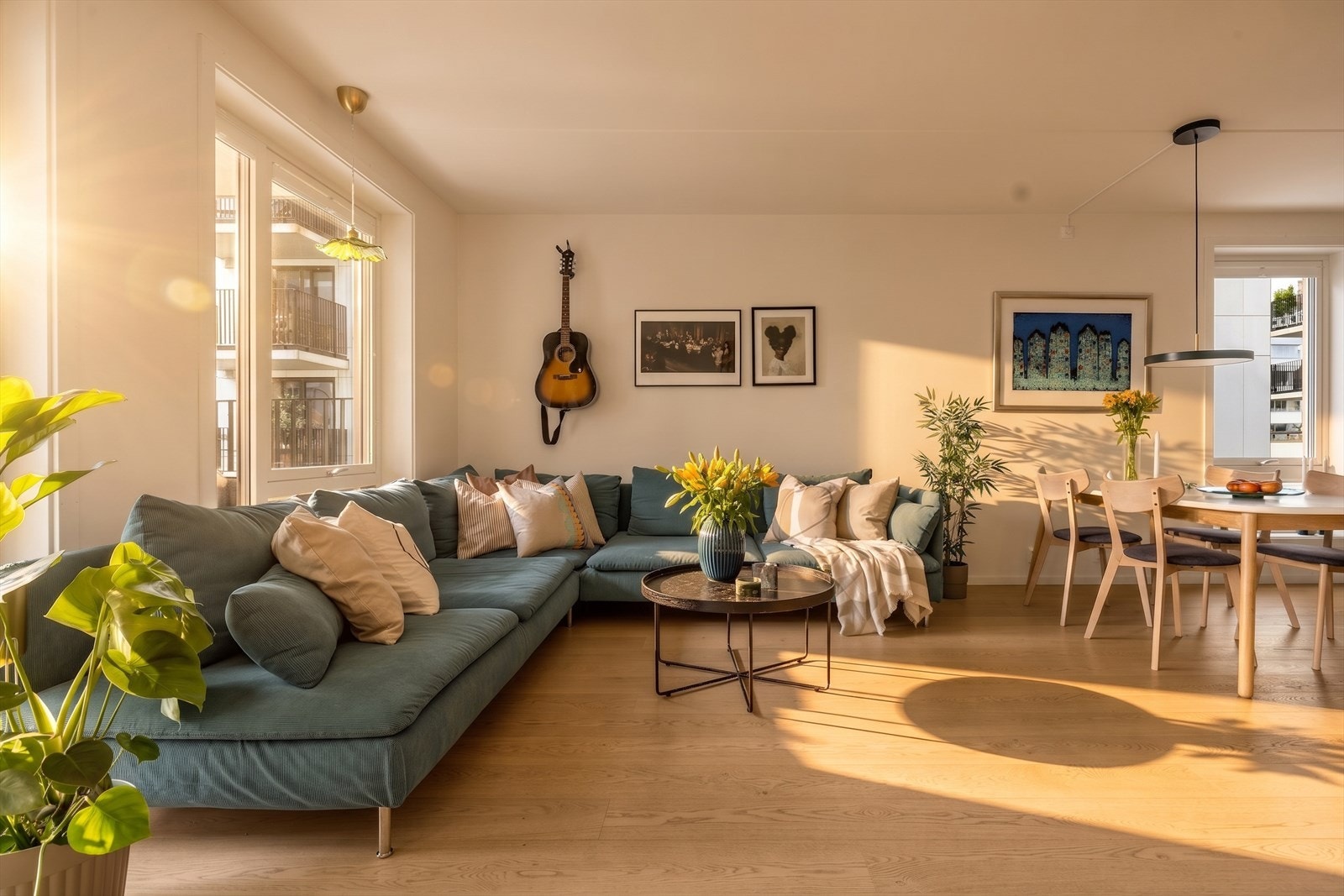 Her er det god plass til en romslig sofagruppe. Galleribilde