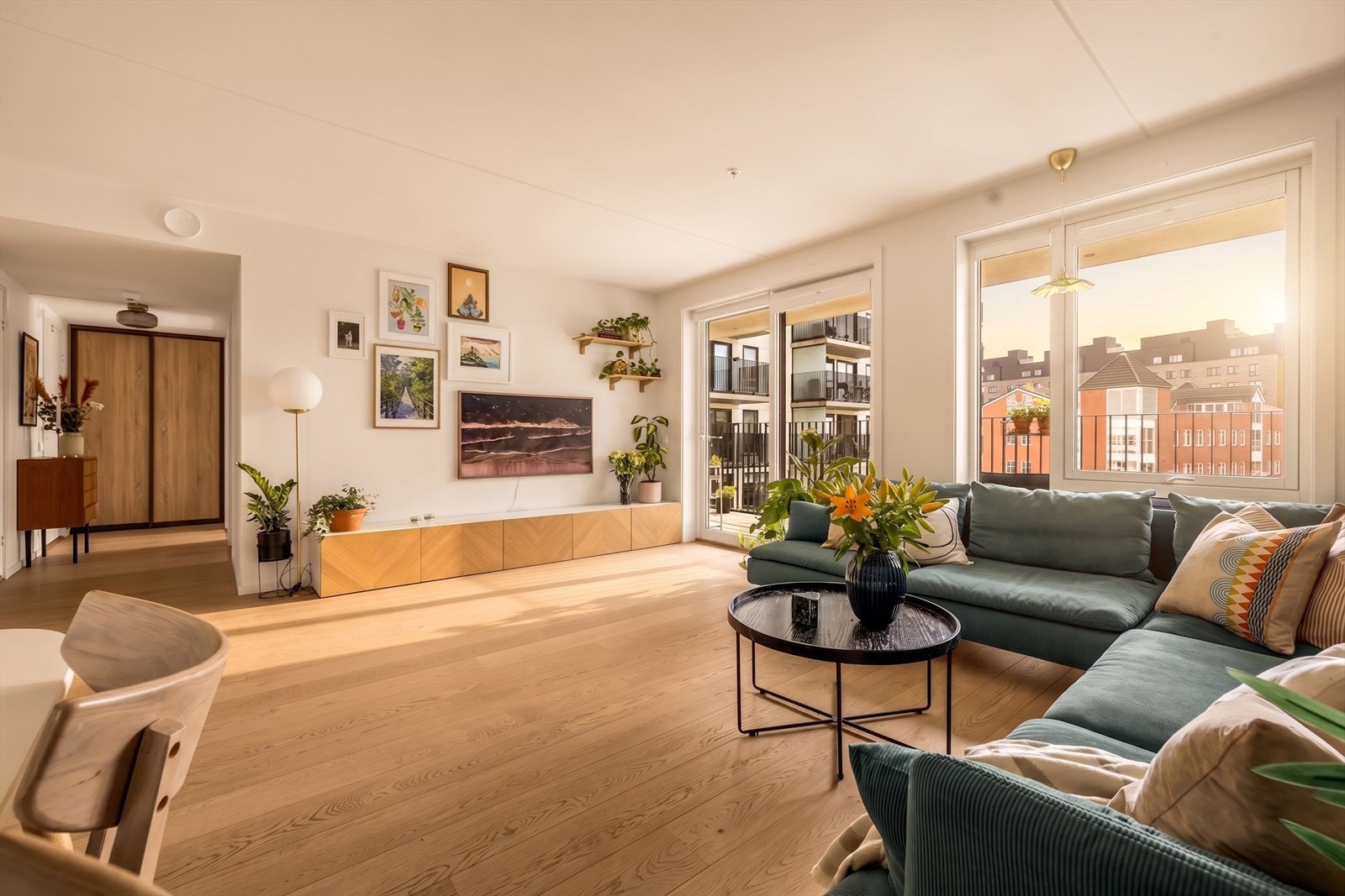 Det er balansert ventilasjon i boligen og vannbåren gulvvarme i alle rom. Galleribilde