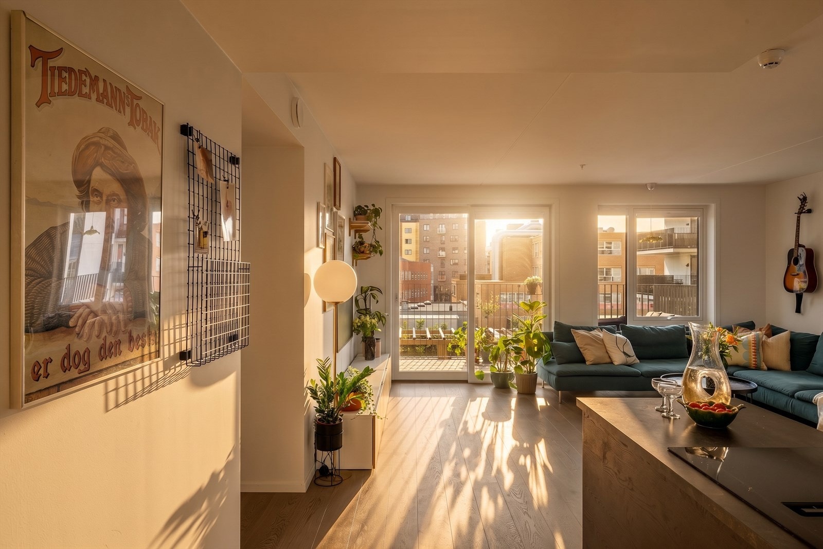 De store vindusflatene fra gulv til tak slipper inn rikelig med naturlig lys og gir en fin utsikt. Galleribilde