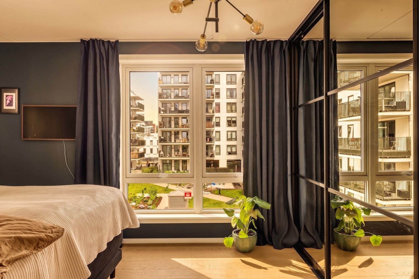 Det generøse hovedsoverommet byr på en stor garderobeløsning samt god plass til dobbeltseng og annet ønskelig møblement. Galleribilde