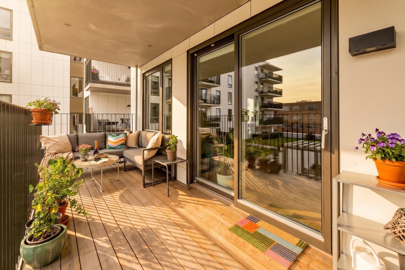 Stor balkong med god plass til flere sittegrupper og grill. Galleribilde