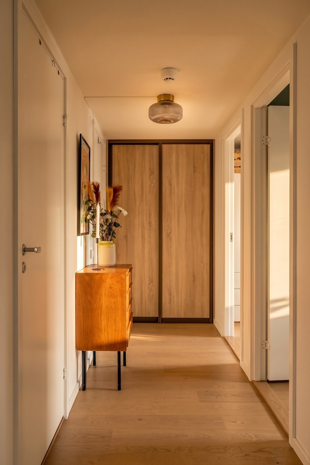 Praktisk skyvedørsgarderobe med plass til ytterklær. Galleribilde