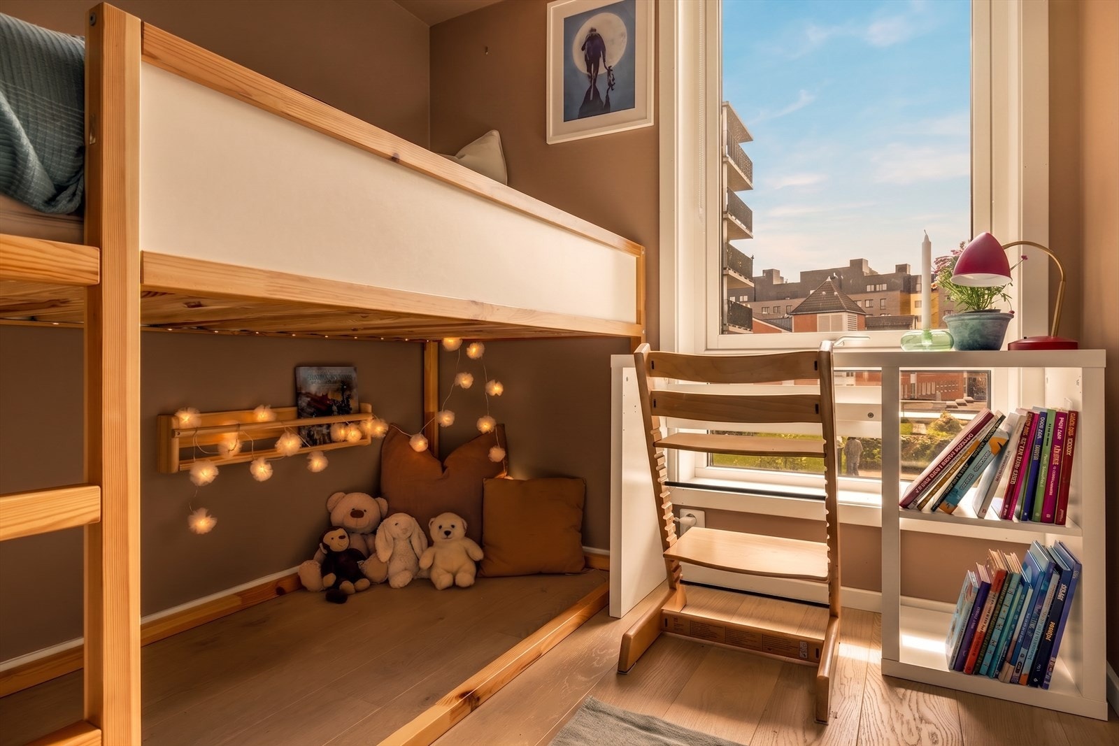 Det er plass til seng, skrivebord og kommode. Galleribilde