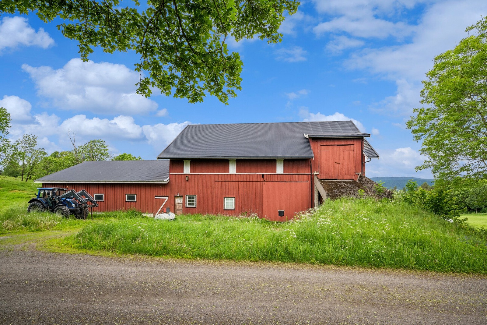 Driftsbygningen er tredelt med en låvedel oppført rundt 1922, et vognskjul/lager som opprinnelig ble oppført som et sauefjøs rundt 2000 og et sauefjøs med møkkakjeller under som ble oppført rundt 2012. Galleribilde