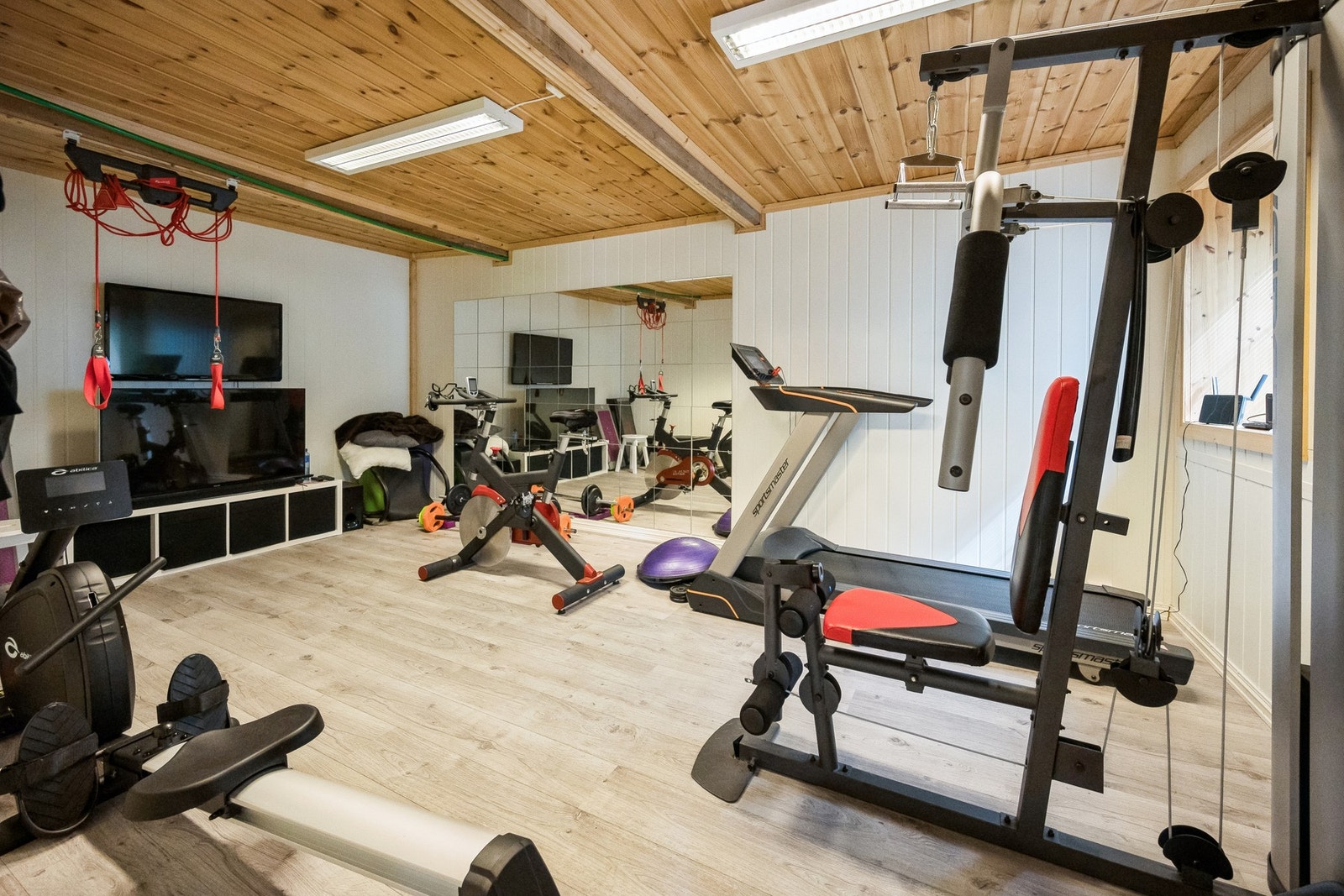 Innredet treningsrom i låven (ikke søkt om endring av bruk fra tidligere fjøskontor). Galleribilde