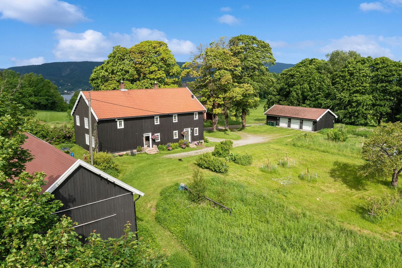 Gårdstunet på Jahren fremstår som et klassisk og stemningsfullt gårdstun med god balanse mellom bolig, driftsbygninger og uteområder. Galleribilde