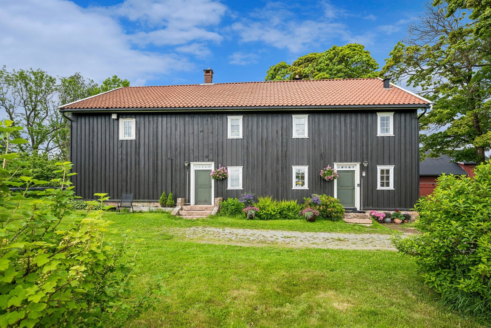 Våningshuset er i offentlige kilder registrert med én boenhet. Husets utforming er imidlertid som en tomannsbolig, med leilighet i hver etasje. Galleribilde
