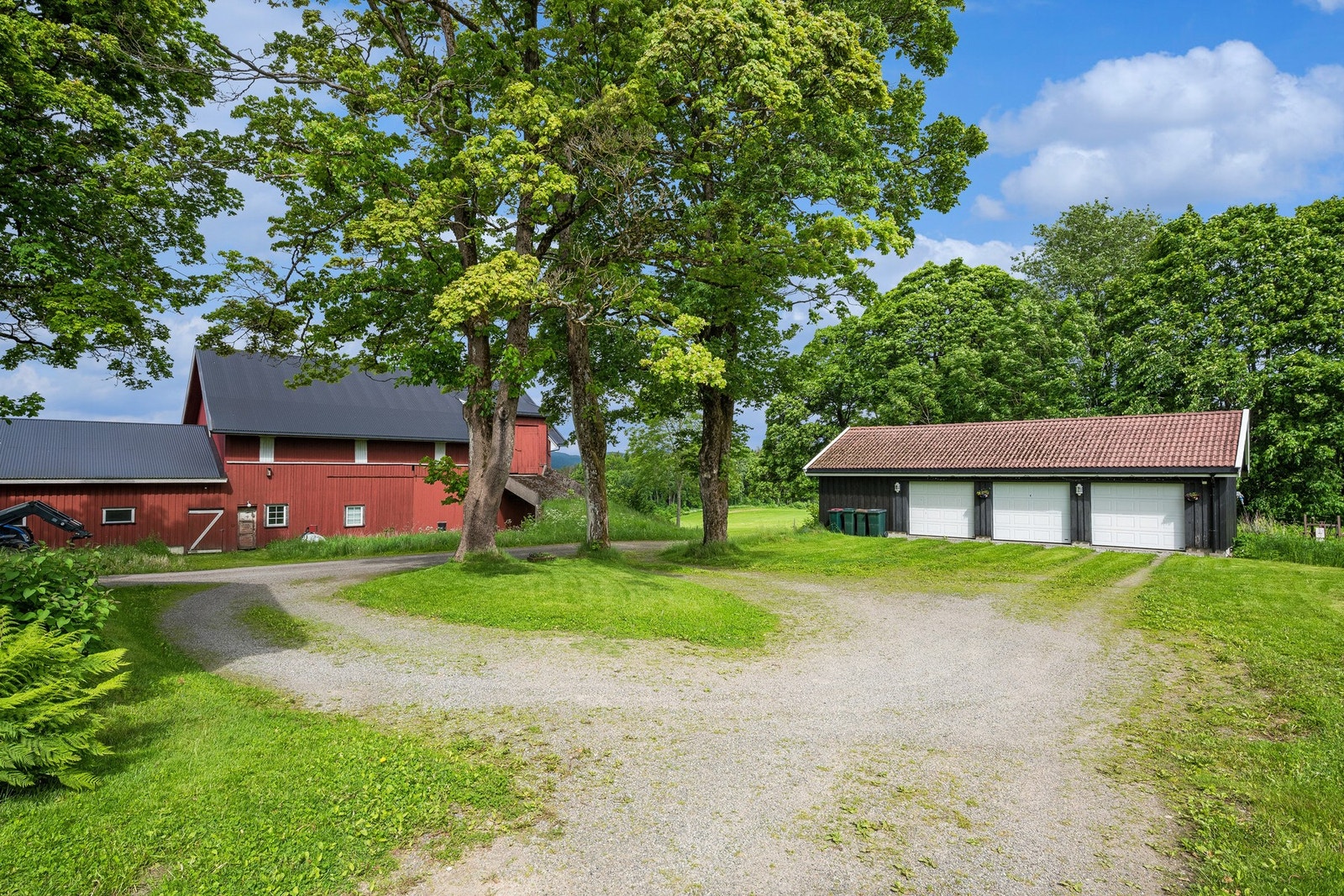 I tillegg til huset og driftsbygningen er det også et vognskjul og trippelgarasje med el-billadere. Galleribilde