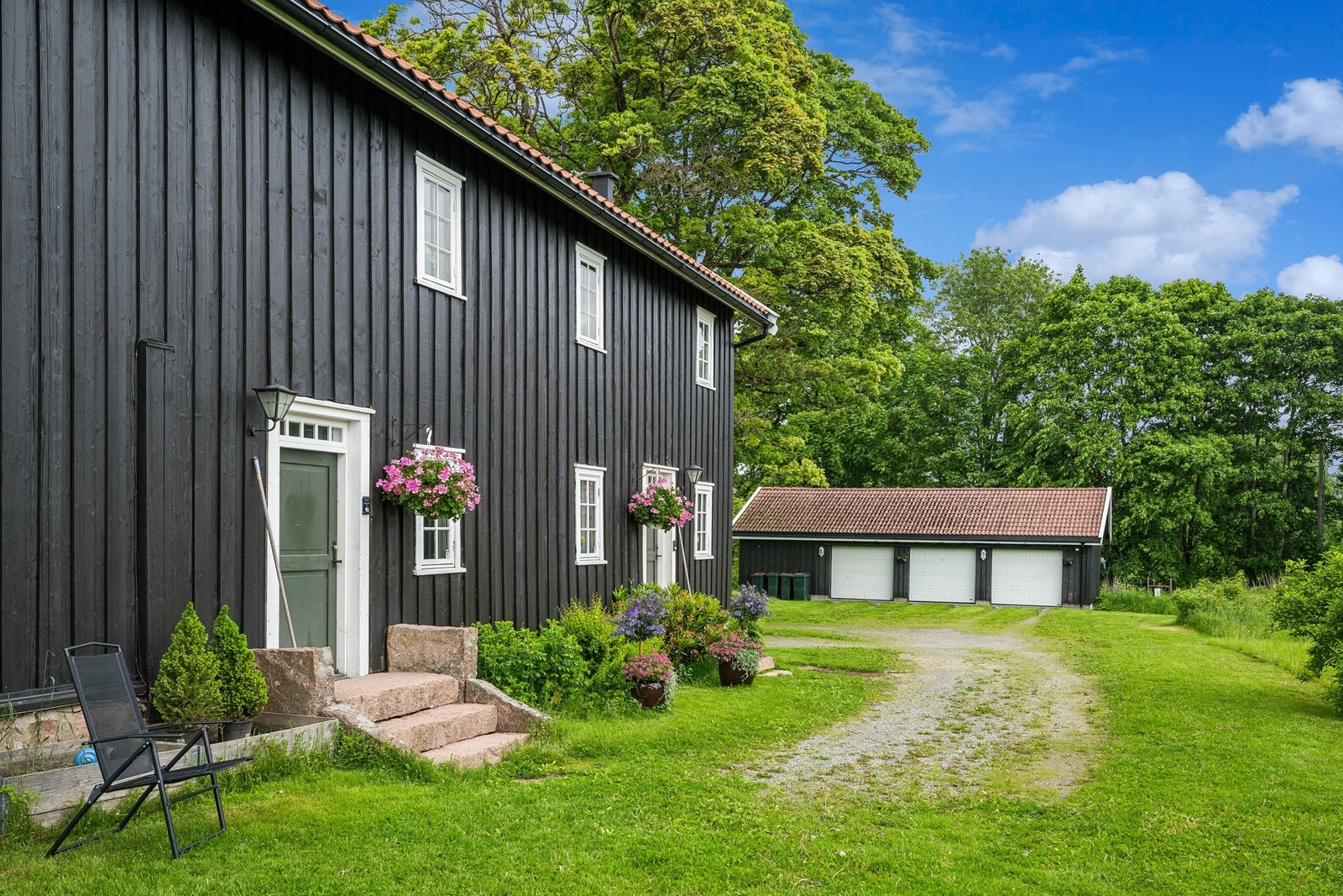 Våningshuset på gården er vedtaksfredet, det betyr et kulturminne som er fredet gjennom enkeltvedtak etter Kulturminneloven. Galleribilde
