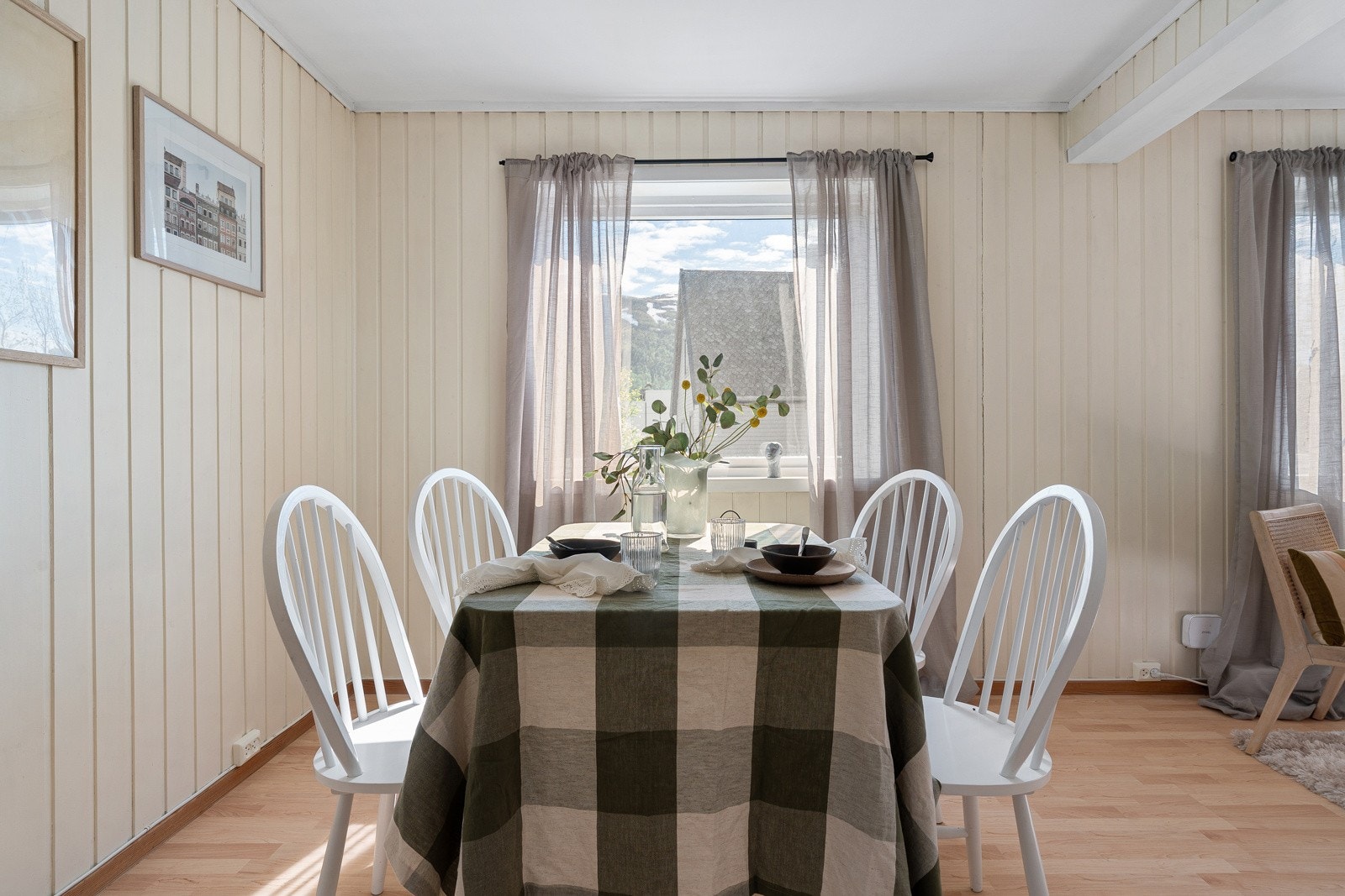 Spisestuen oppleves luftig og har god plass til møblering.