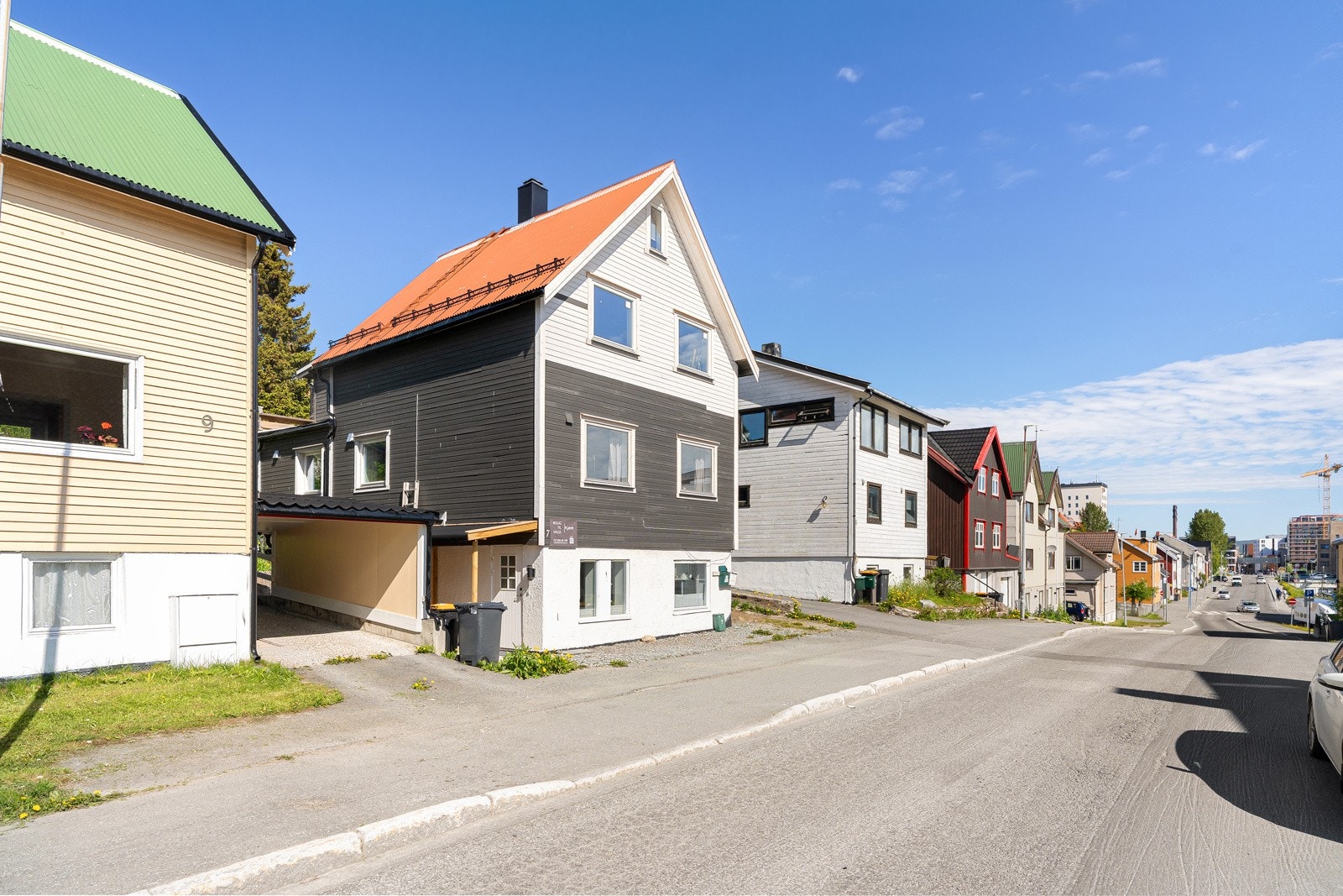 Boligen ligger i en enveiskjørt gate.