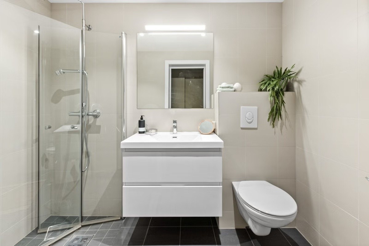 Badet er utstyrt med vegghengt servantskap og toalett. Vaskemaskin medfølger. Varmekabler i gulv. Galleribilde