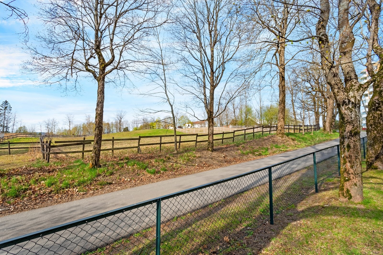 Like ved eiendommen ligger Tveten gård, som bidrar til landlige og hyggelige omgivelser. Galleribilde