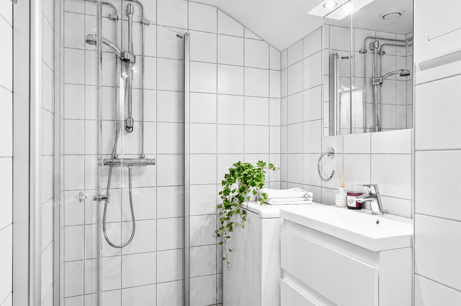 Badet ble rehabilitert i regi av borettslaget i 2015. Det er også fellesvaskeri i blokken med vaskemaskiner og tørketrommel. Galleribilde