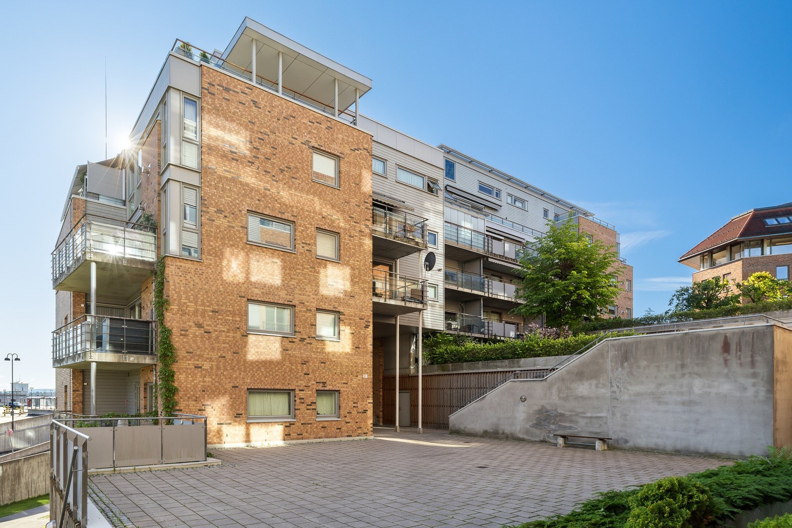 Her er det kort vei til Sandvika stasjon. Her er det jevnlige togavganger i retning Oslo og Drammen. Det tar rundt 15 minutter inn til Oslo S. Galleribilde