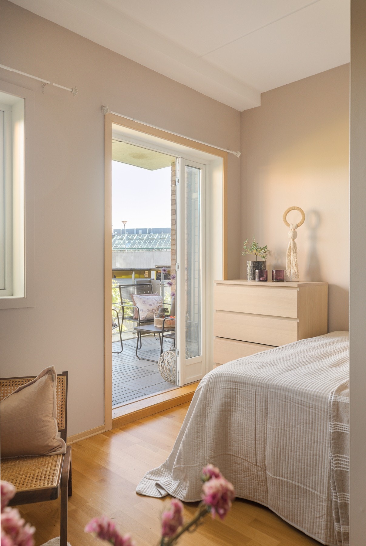 Fra stuen er det utgang til romslige balkongen, som fungerer som en naturlig forlengelse av leiligheten i sommerhalvåret. Galleribilde