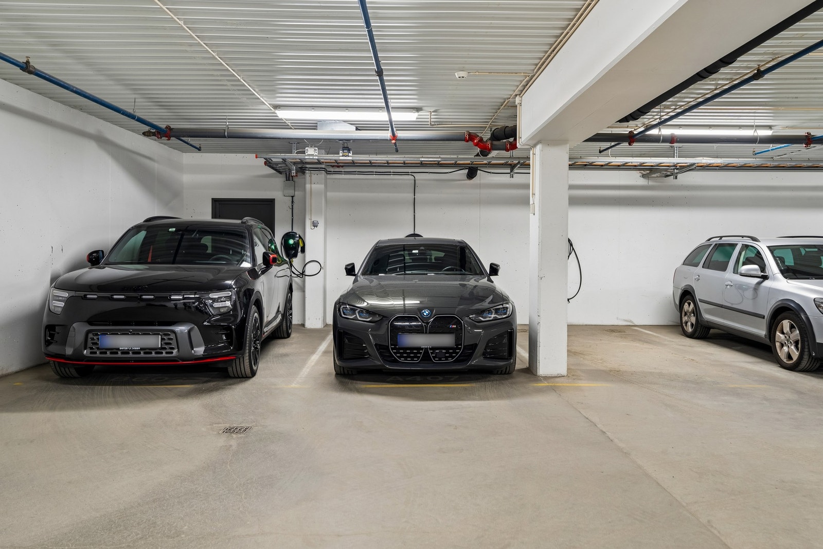 Det er parkeringsplass nr. 2 på bildet som tilhører leiligheten. Elbil lader er montert. Galleribilde