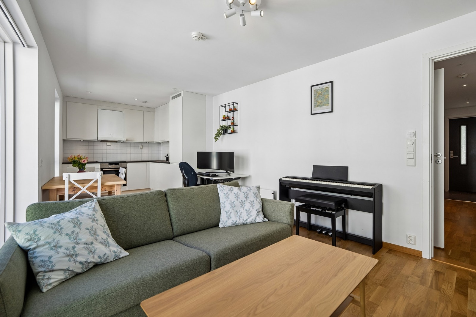 Stue med plass til sofa- TV-møbler og spisegruppe. Galleribilde