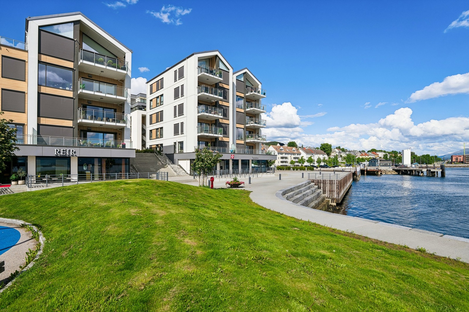 Pen og praktisk 2-roms selveierleilighet i det populære Brunvollkvartalet. Bygget er fra 2018 og har moderne fasiliteter som heis, sykkelgarasje og takterrasse. Galleribilde