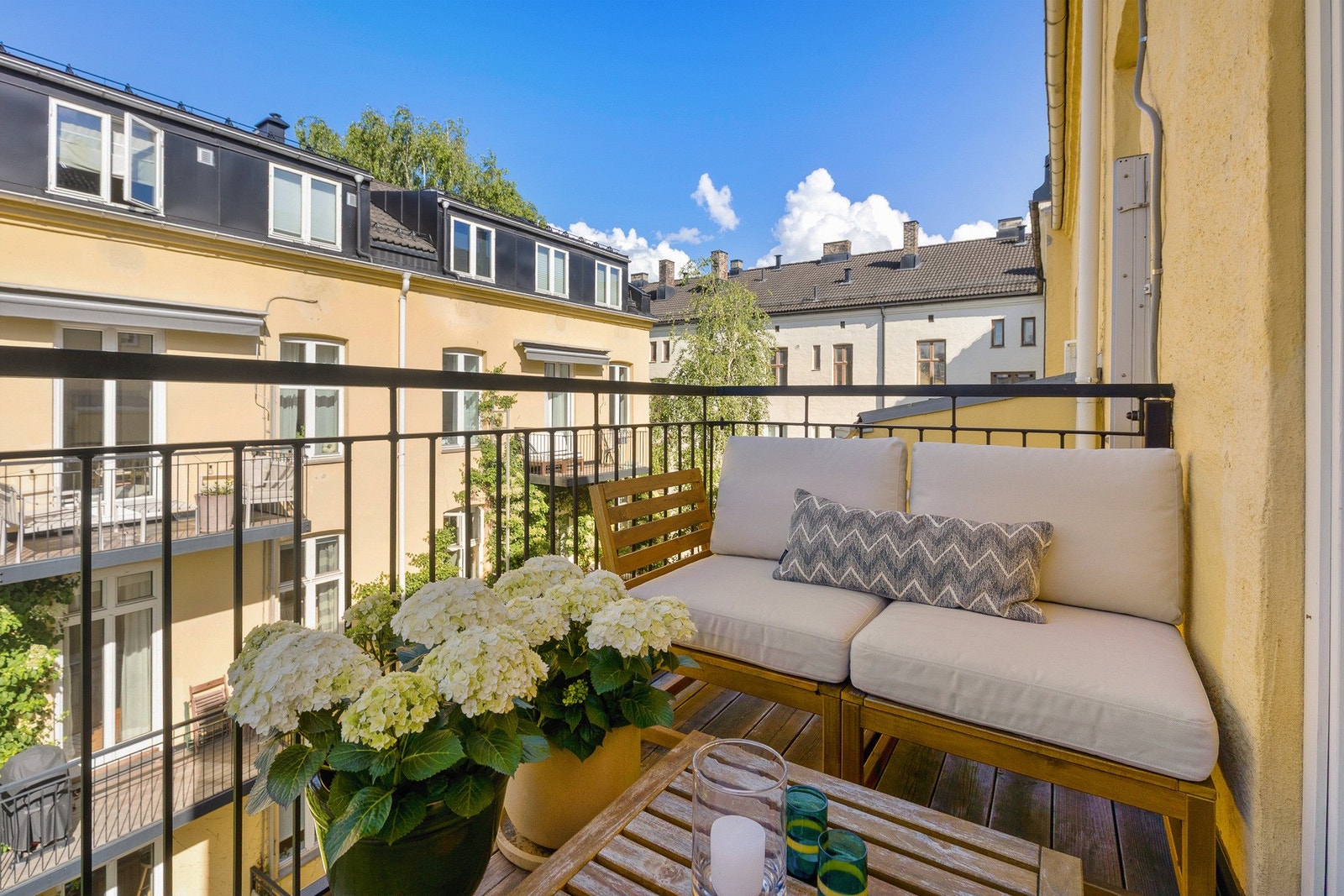 Hyggelig balkong som vender mot bakgård Galleribilde