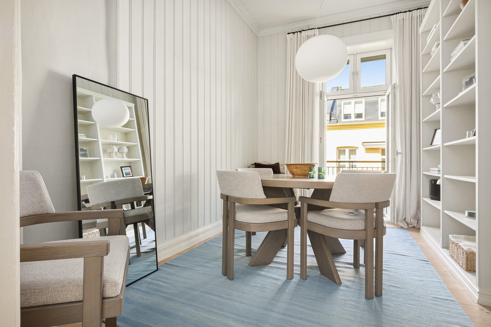 Romslig spisestue med utgang til balkong. Kan også benytte som soverom (plass til spisebord i stuen) Galleribilde