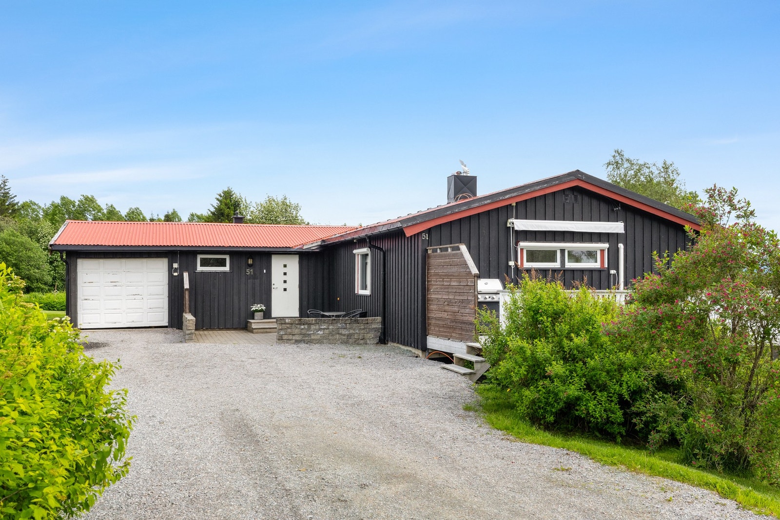 Gode parkeringsmuligheter i garasjerom og på romslig gårdsplass Galleribilde