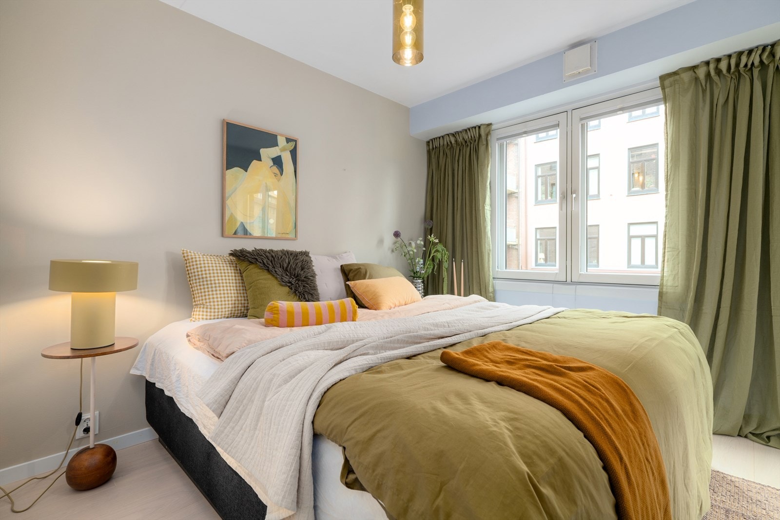 Rommet er malt i harmoniske, fine fargetoner. Galleribilde