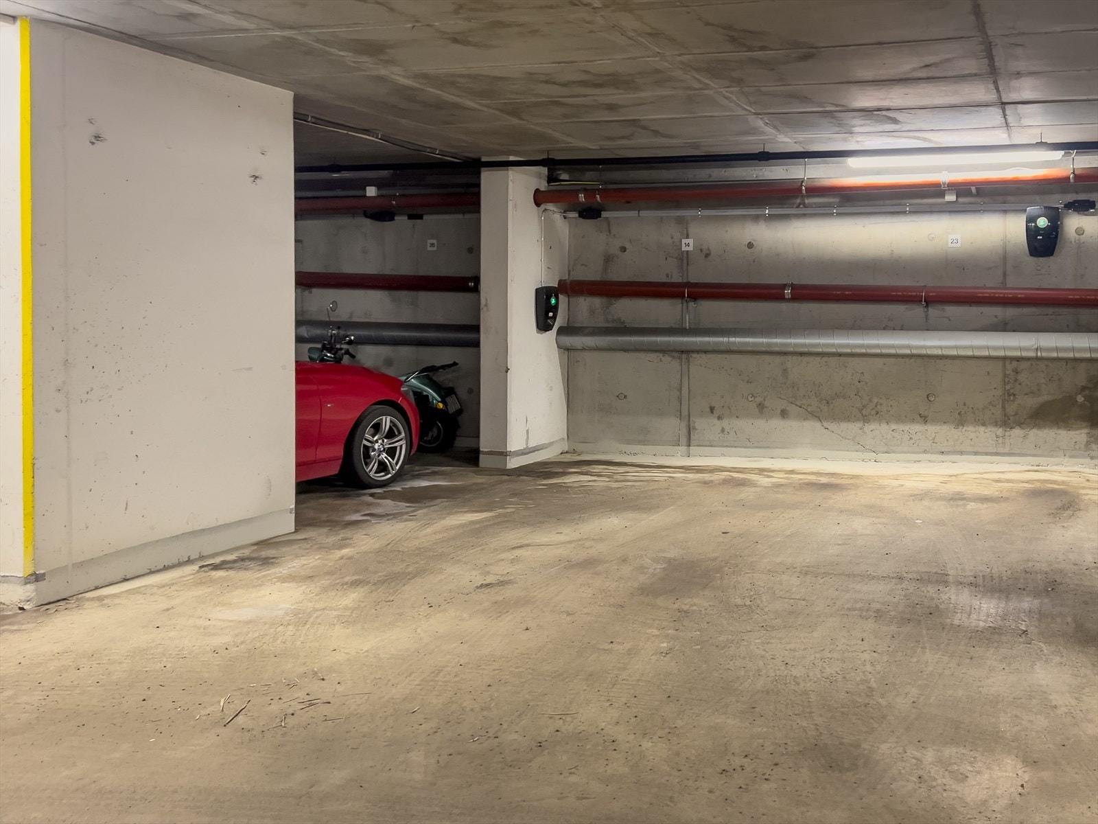 En heistur ned ligger leilighetens parkeringsplass (nr. 14) i det felles gararasjeanlegget. Galleribilde