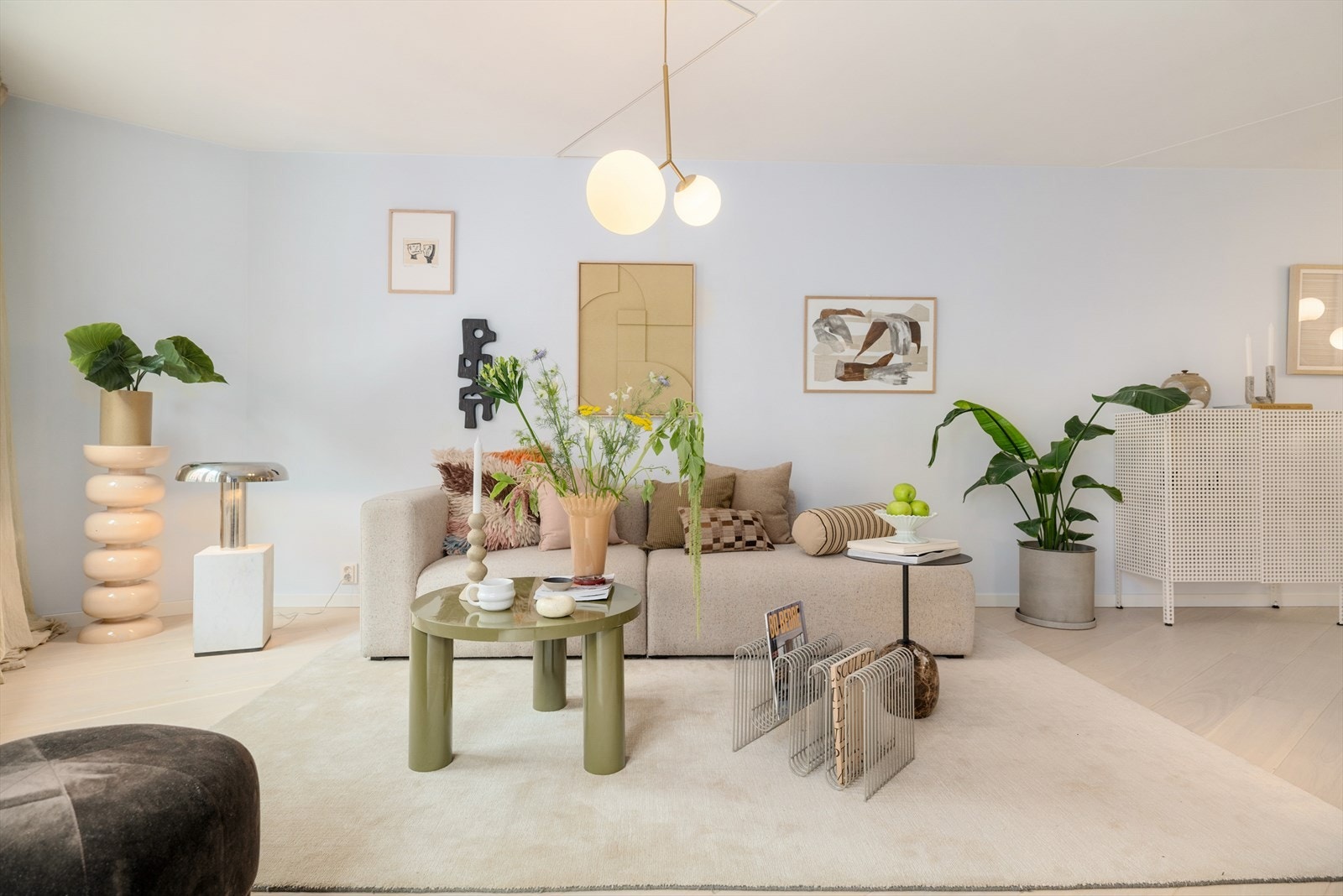 Her er det rikelig med plass til å innrede med en stor sofa og flere oppbevaringsmøbler langs den lange veggflaten. Galleribilde