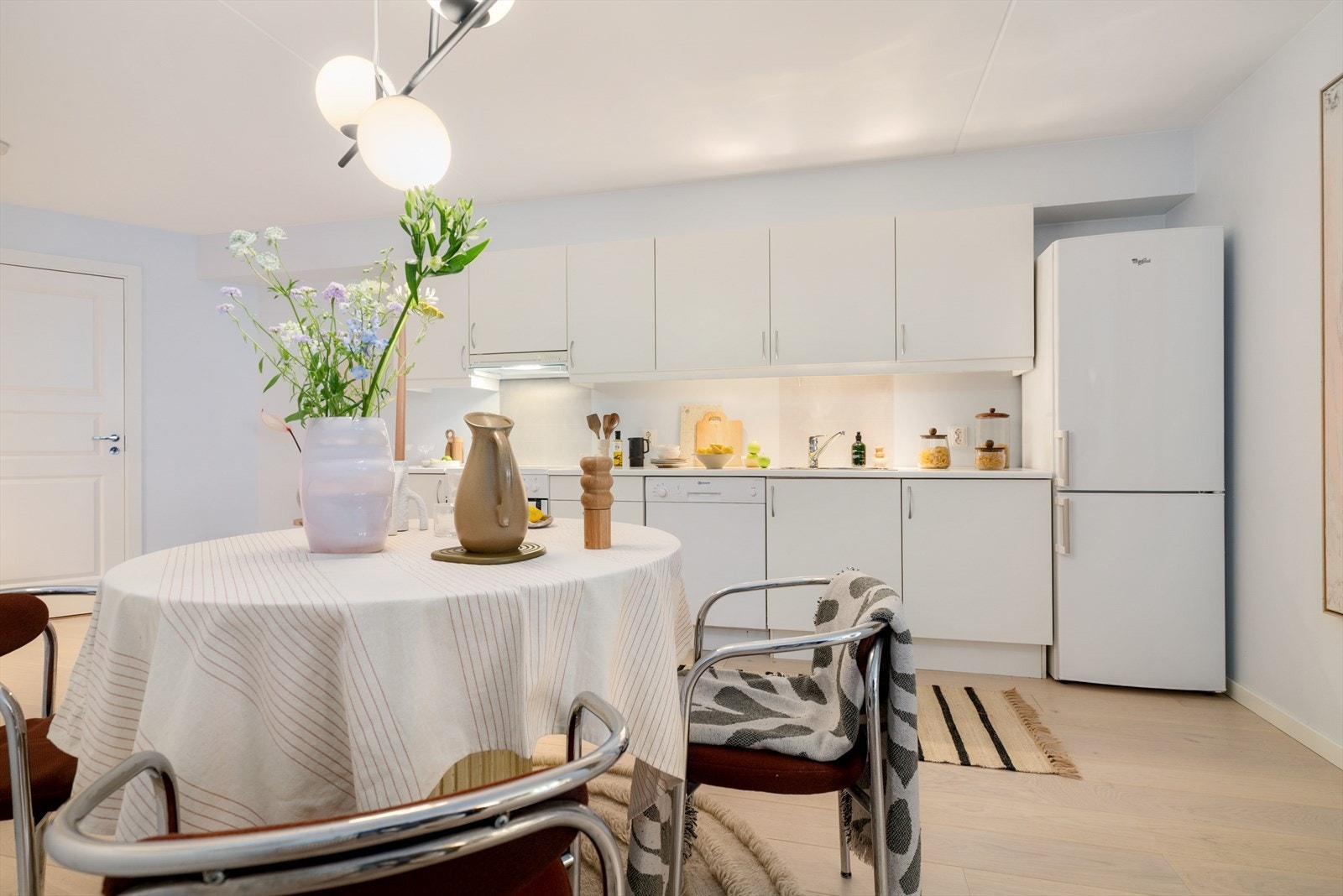 Det romslige kjøkkenet er ypperlig for deg som er glad i å kokkelere og invitere inn til hyggelige middagsselskap. Galleribilde