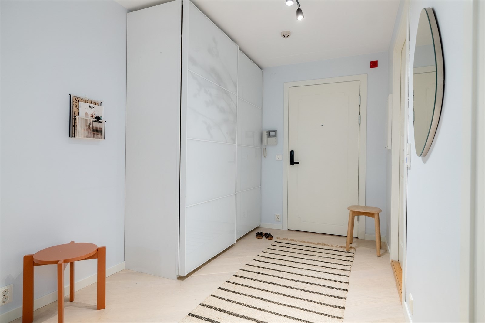 Leiligheten ligger i gårdens 2.etasje hvor du møtes av det hyggelige inngangspartiet. Her er det rikelig med muligheter for oppbevaring av klær og sko i en stor skyvedørsgarderobe langs veggen. Galleribilde