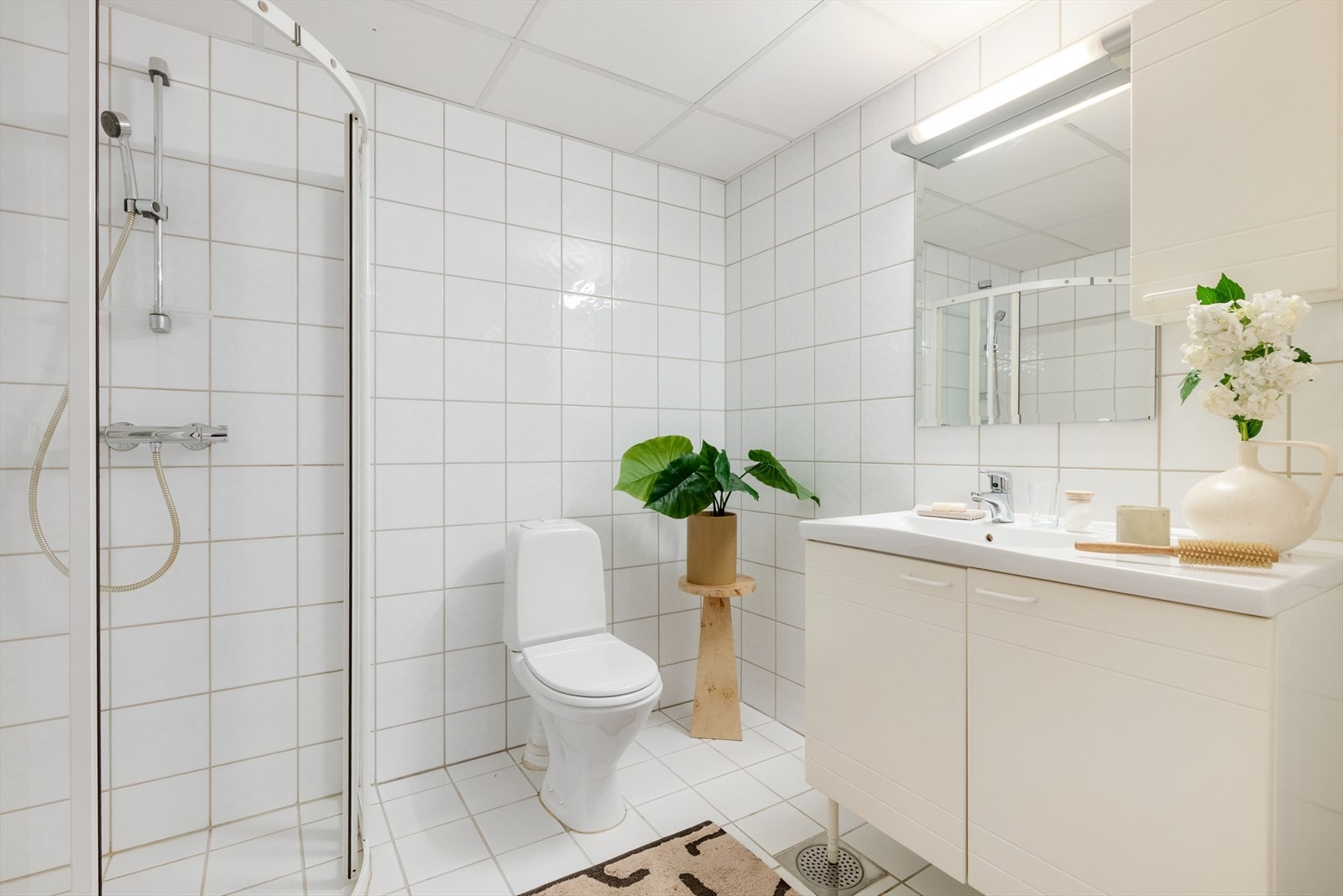 Leilighetens baderom har en god størrelse og standard fra byggeåret 2003. Her er det plass til det du trenger i hverdagen! Galleribilde