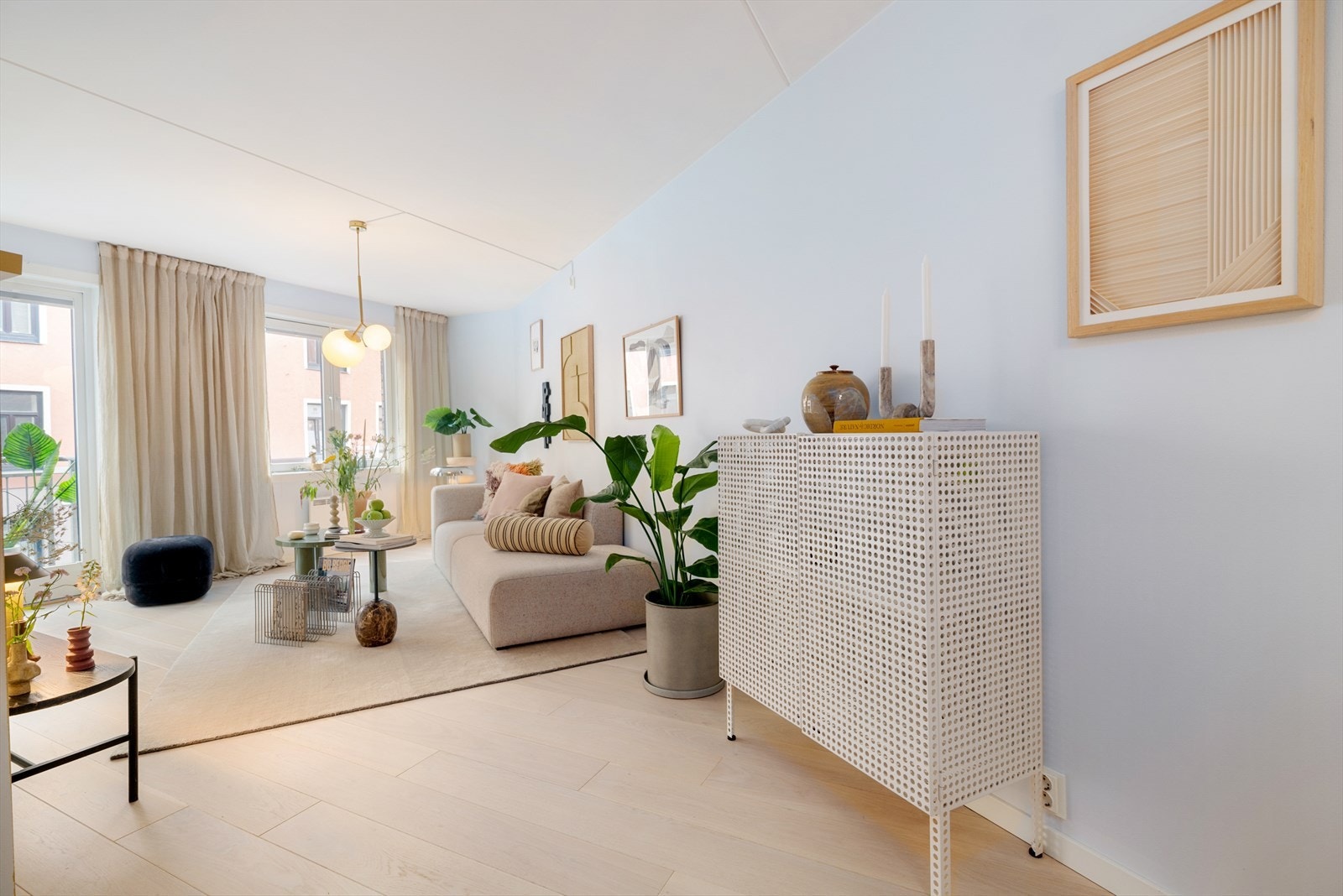 Stuen har en spennende og kul vinkelutforming i tillegg til store vinduer som gir godt med lysinnslipp. Galleribilde